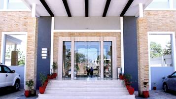 Vista frontal de la propiedad