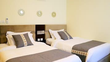 Deluxe Suite, City View | Living area