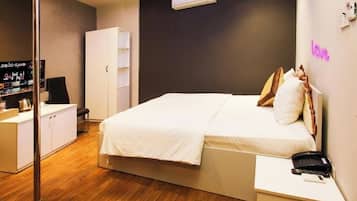 Cortinas blackout y tabla de planchar con plancha