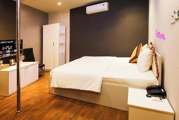 Habitación con 2 camas individuales | Cortinas opacas y tabla de planchar con plancha