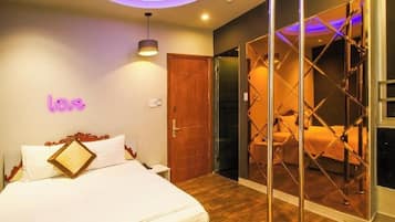 Cortinas blackout y tabla de planchar con plancha