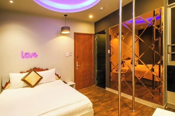 Habitación doble | Cortinas blackout y tabla de planchar con plancha