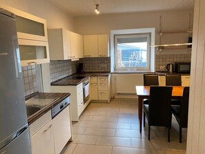 Een koelkast, een microgolfoven, een oven, een kookplaat