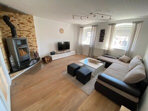 TV, fireplace - Apartment 'Gemütliche in Oberbayern' with Wi-Fi (Prutting)