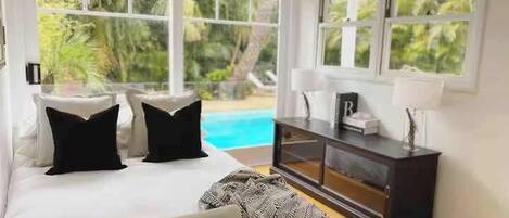 5 bedrooms, iron/ironing board, WiFi, bed sheets