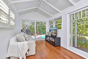 TV - "Tosca" Elegant Merewether Beach House with Pool (Merewether)