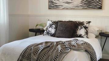 5 bedrooms, iron/ironing board, WiFi, bed sheets