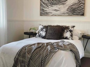 5 bedrooms, iron/ironing board, WiFi, bed sheets