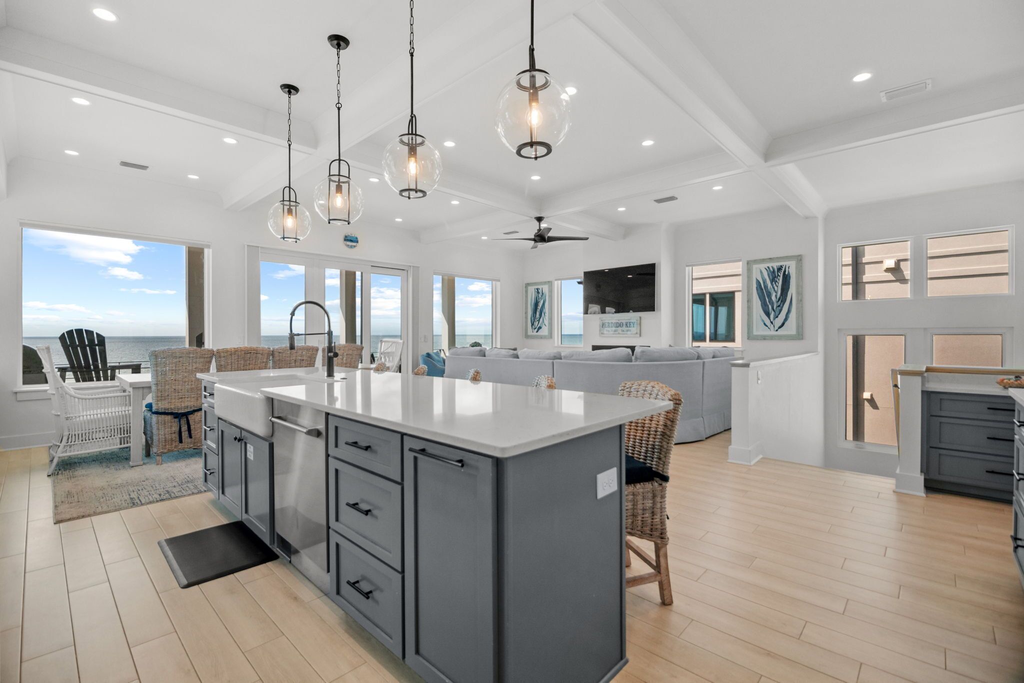 المنشأة من الداخل