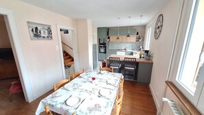 Dining - Cosy house 6-8 people, near Strasbourg, quiet, garden, table tennis, hen (Wingersheim les Quatre Bans)