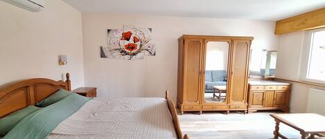 4 bedrooms, internet, bed sheets
