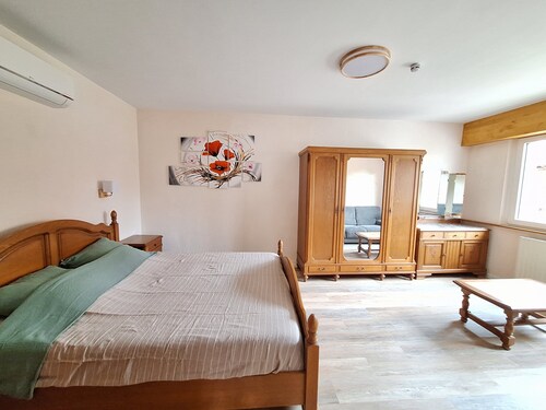 Cosy house 6-8 people, near Strasbourg, quiet, garden, table tennis, hen