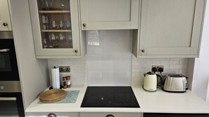 Mikrobølgeovn, ovn, kokeplater og oppvaskmaskin