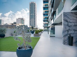 Exterior - Elegant 1BR Stay in Binghatti Heights (Dubai)