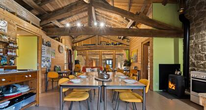 Bauernhaus 'Gîte De La Ferme Des Bourettes' mit gemeinsamer Terrasse, gemeinsamem Garten und WLAN