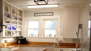 Private kitchen - Welcoming 5-bedroom farmhouse in Rangeley (Rangeley)