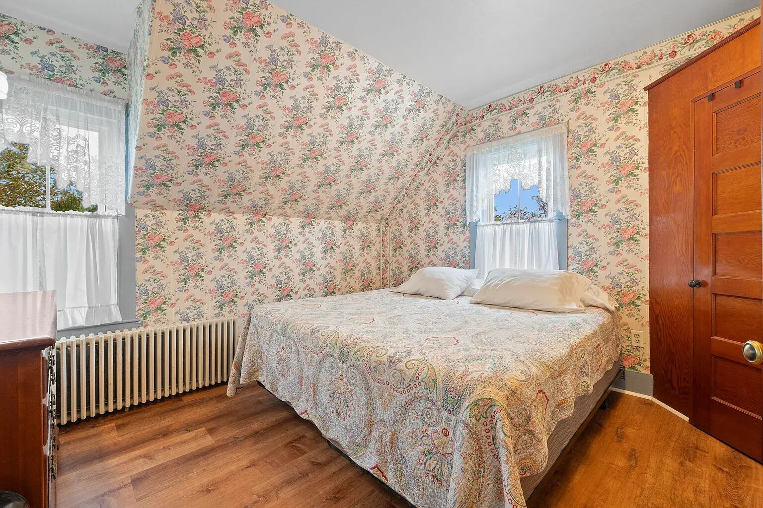 5 habitaciones, tabla de planchar con plancha y acceso a internet 