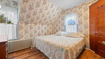 5 habitaciones, tabla de planchar con plancha y acceso a internet