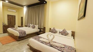 Family Room | Desk, iron/ironing board, free WiFi