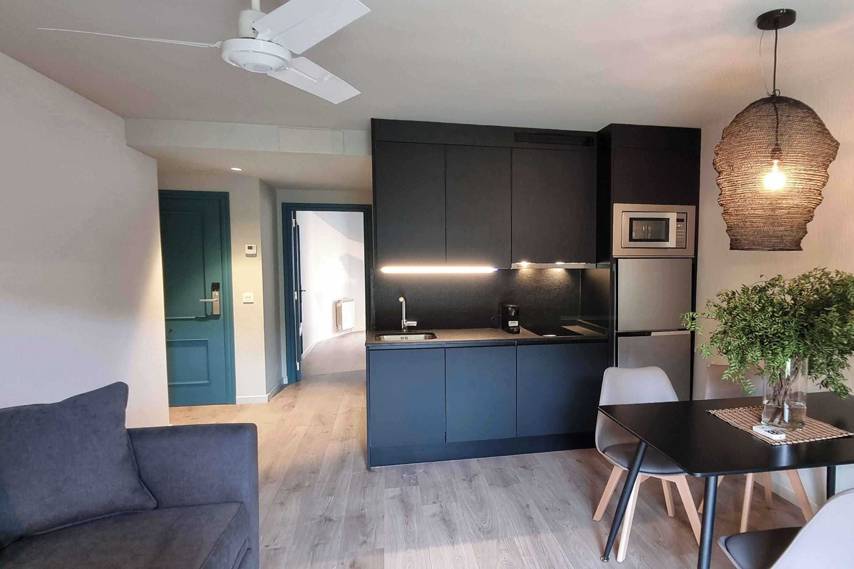 Appartement Confort, vue montagne | Cuisine privée | Réfrigérateur, micro-ondes, plaque de cuisson, lave-vaisselle