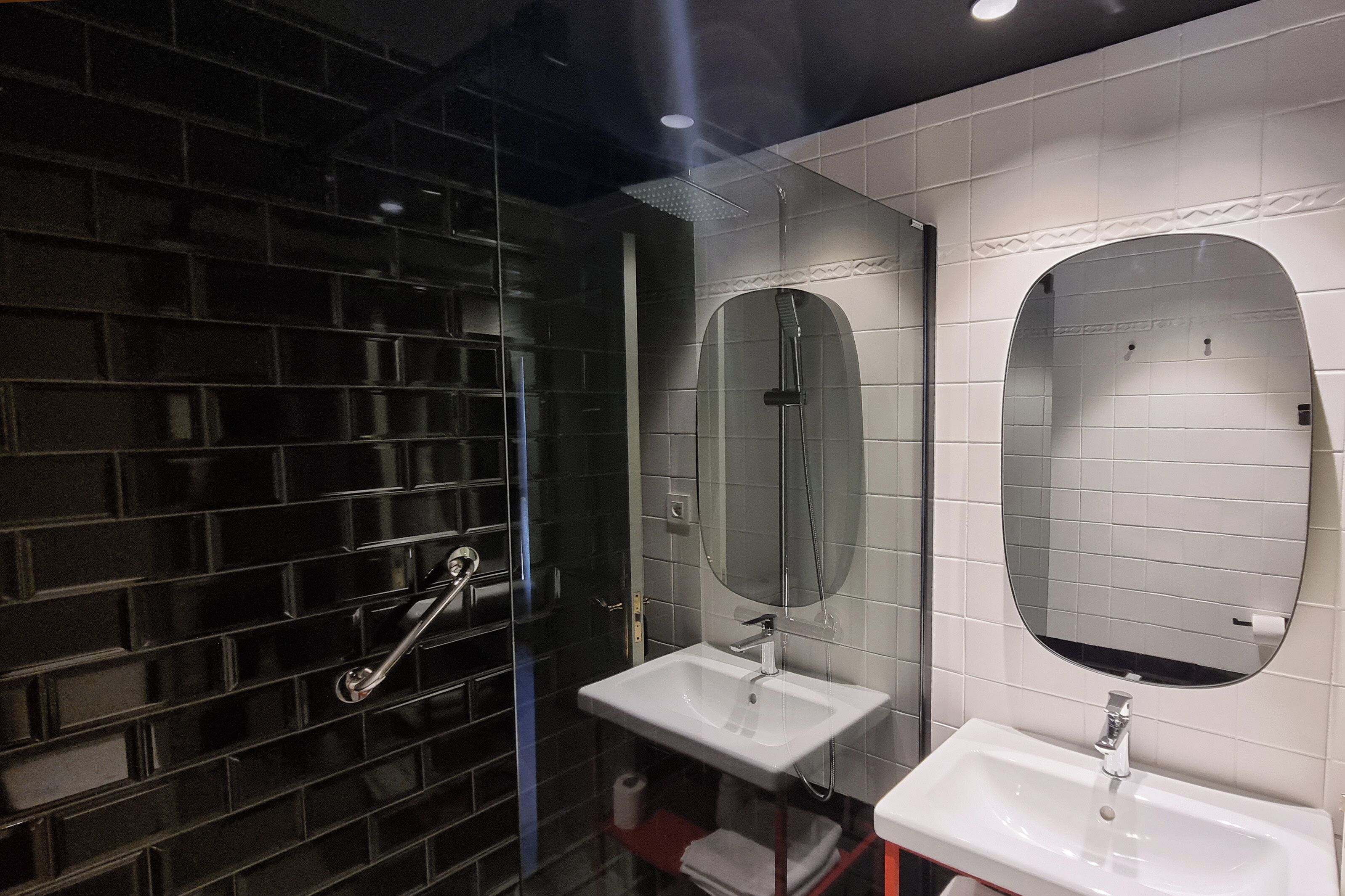 全景公寓, 陽台, 山景 | 浴室 | 淋浴設備、吹風機、毛巾、肥皂