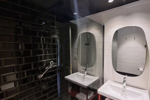 Panoraamahuoneisto, parveke, vuoristonäköala | Kylpyhuone | Suihku, hiustenkuivaaja, pyyhkeet, saippua