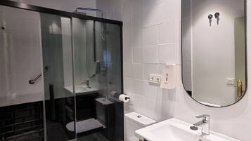 Family Apartment, City View | Bathroom