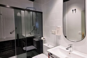 Departamento familiar, vista a la ciudad | Baño | Regadera, secadora de cabello, toallas, jabón 