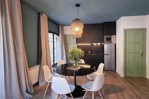 Refrigerador, microondas, placa de cocina, lavavajillas