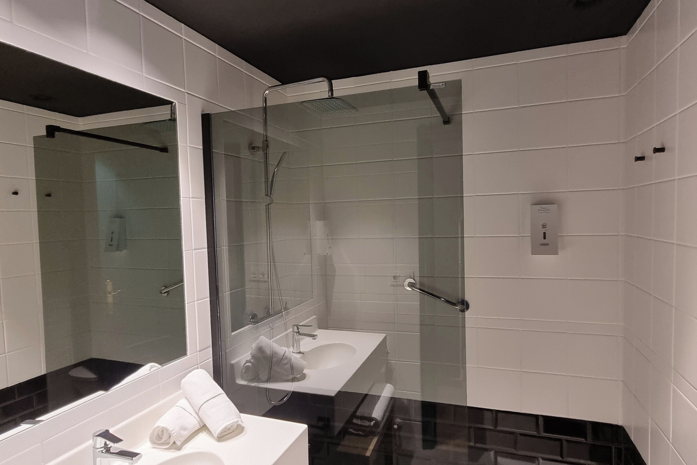 Apartamento Confort, vistas a la montaña | Baño | Ducha, secador de pelo, toallas y jabón