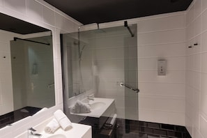 Comfort Apartment, Mountain View | Bathroom | Shower, hair dryer, towels, soap