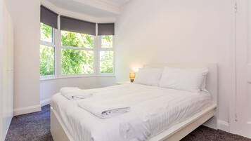 4 bedrooms, iron/ironing board