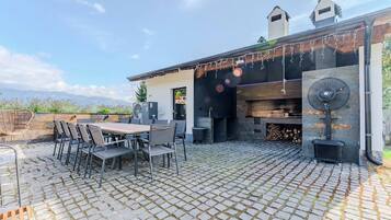 تناول الطعام بالخارج