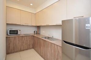 Family Apartment | Ruang tamu | 50 inci televisyen skrin rata dengan kabel 