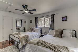 2 Schlafzimmer, Schreibtisch, Bügeleisen/Bügelbrett, kostenloses WLAN