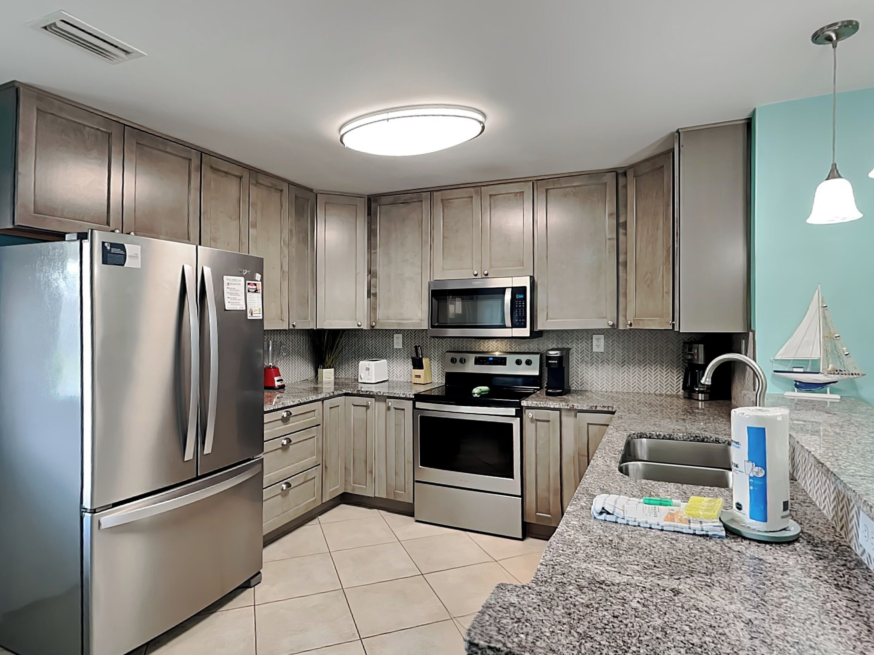 Frigorifero, microonde, forno, piano cottura