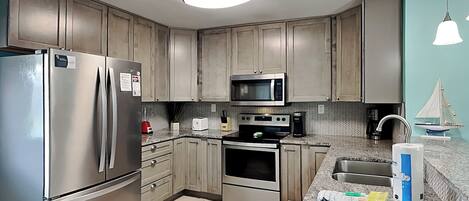 Een koelkast, een microgolfoven, een oven, een kookplaat