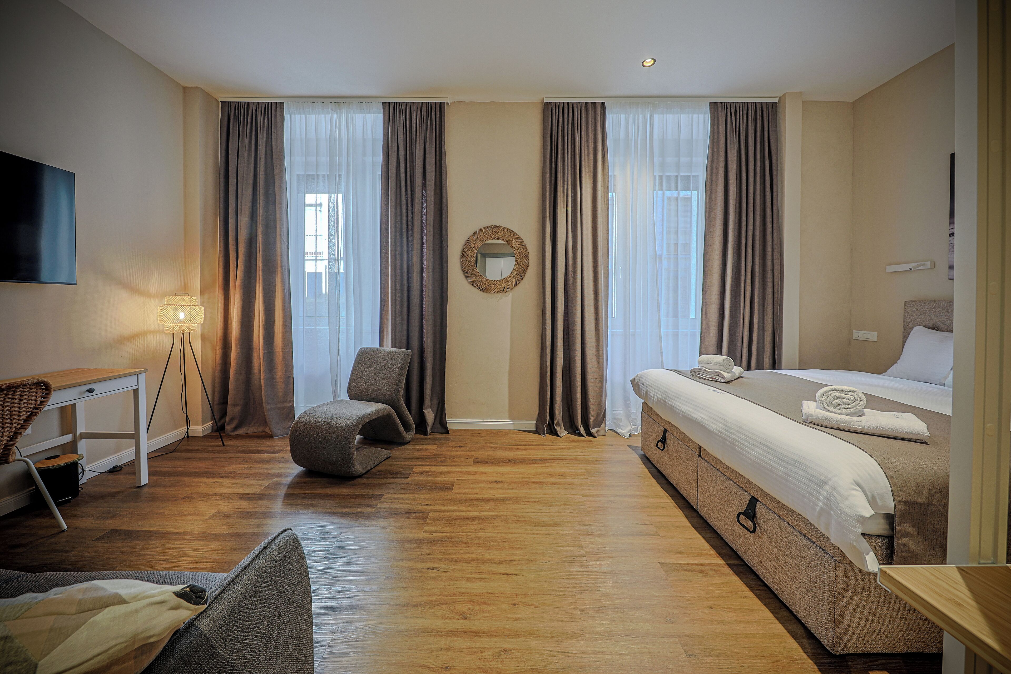 Firemannsrom – familie | Skrivebord, skrivebord for bærbar PC og wi-fi (inkludert)