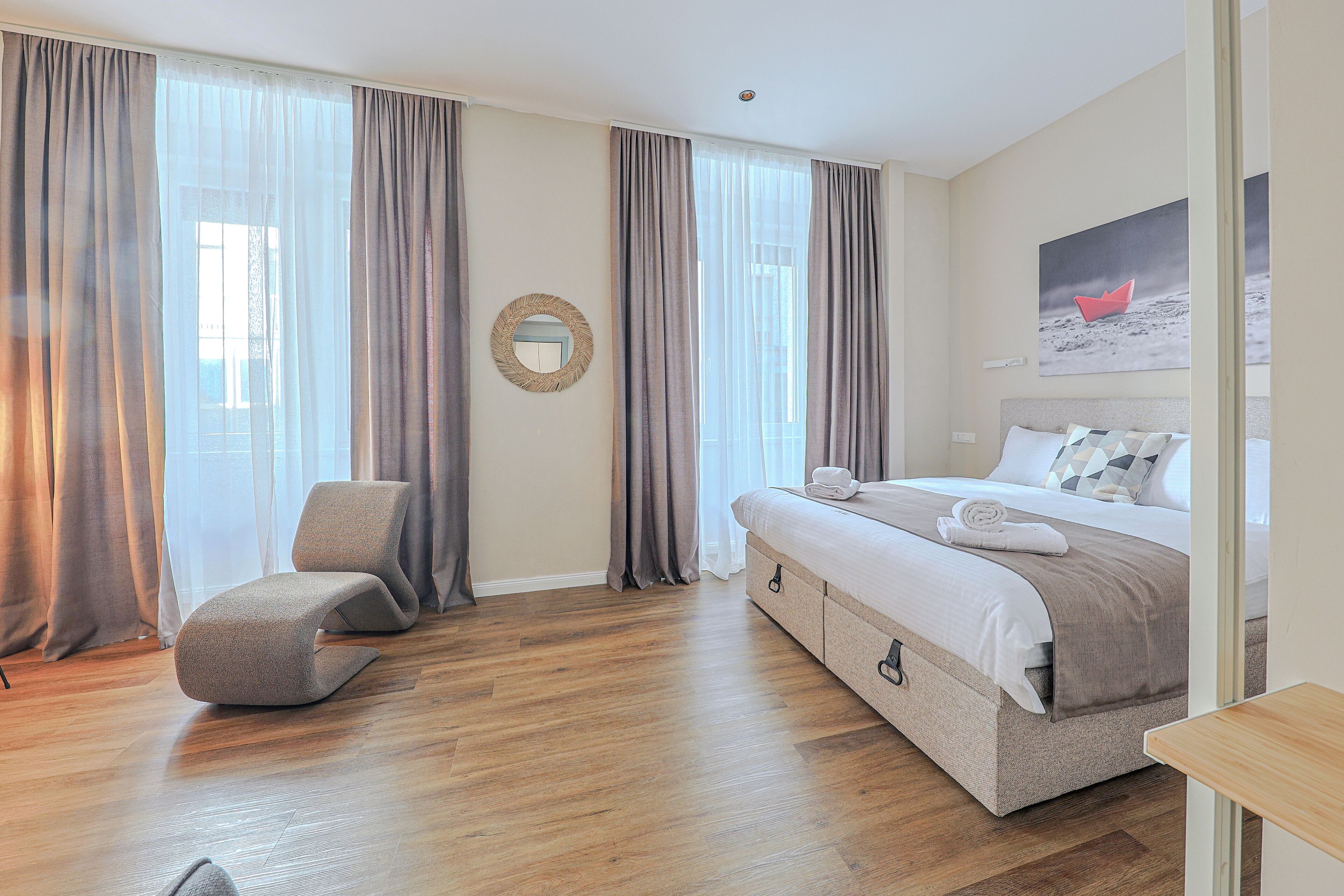 Familie vierpersoonskamer | Een bureau, een laptopwerkplek, gratis wifi