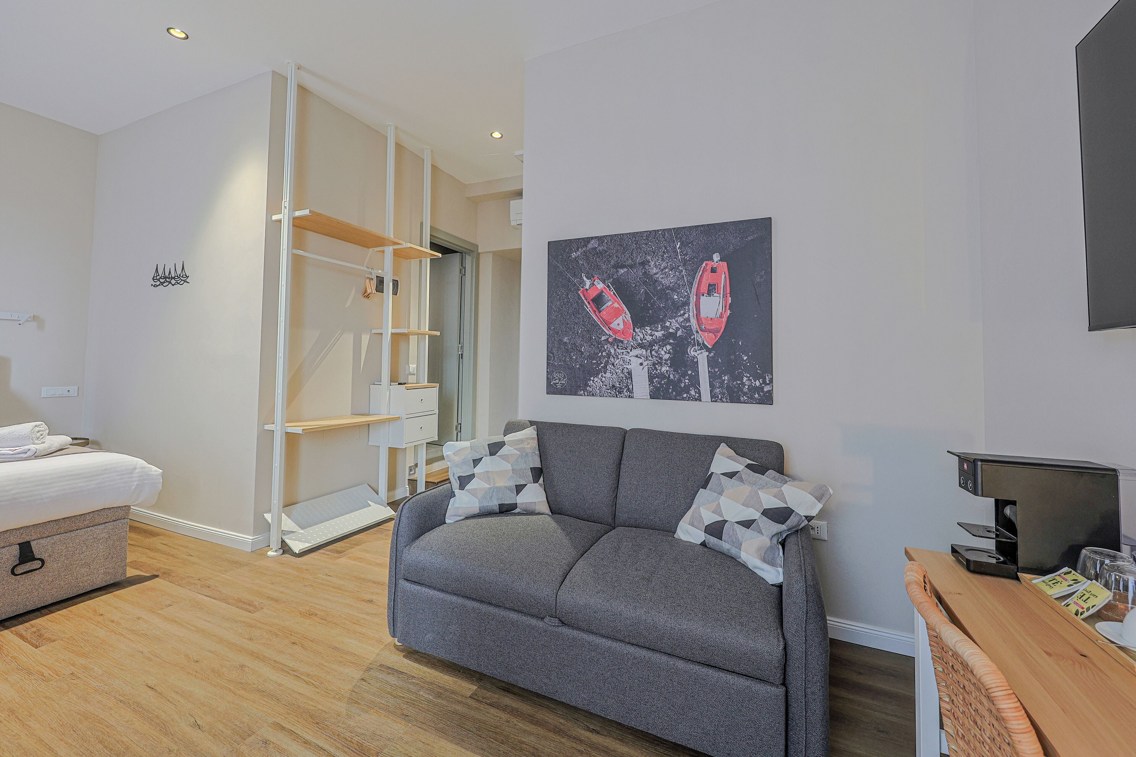 Familie vierpersoonskamer | Badkamer | Een douche, een haardroger, handdoeken, zeep