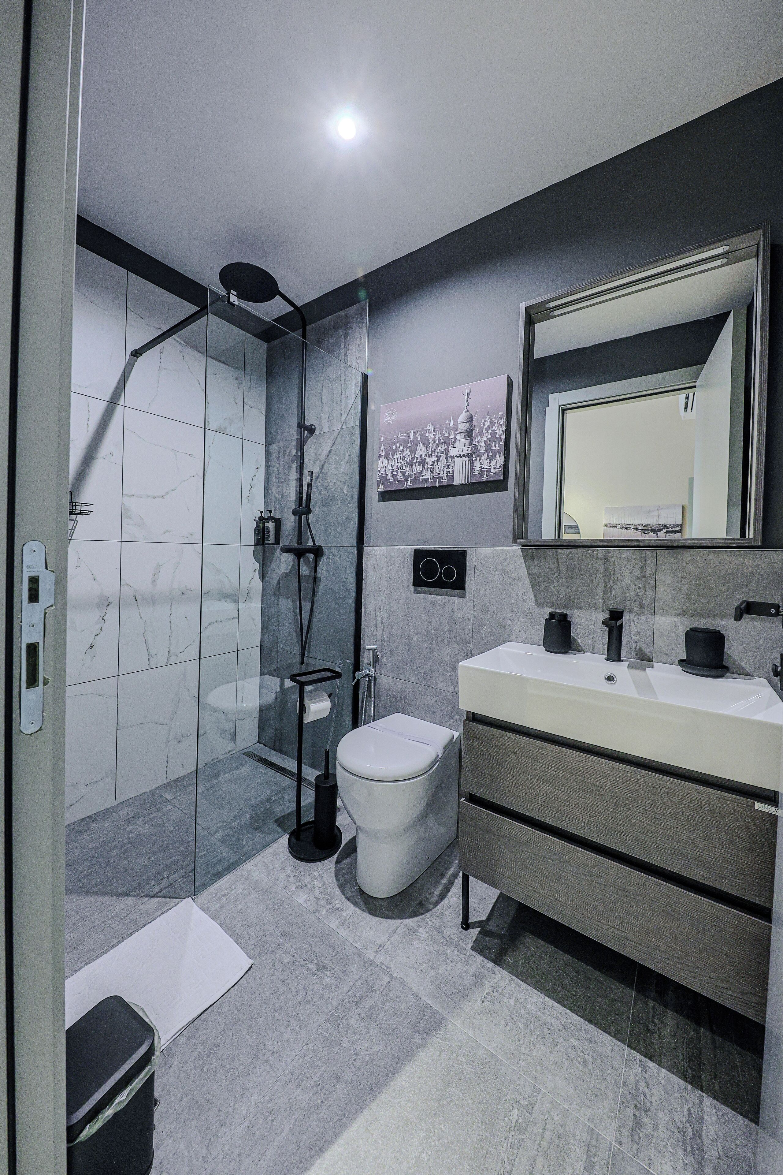 Firemannsrom – familie | Bad | Dusj, hårføner, håndklær og såpe