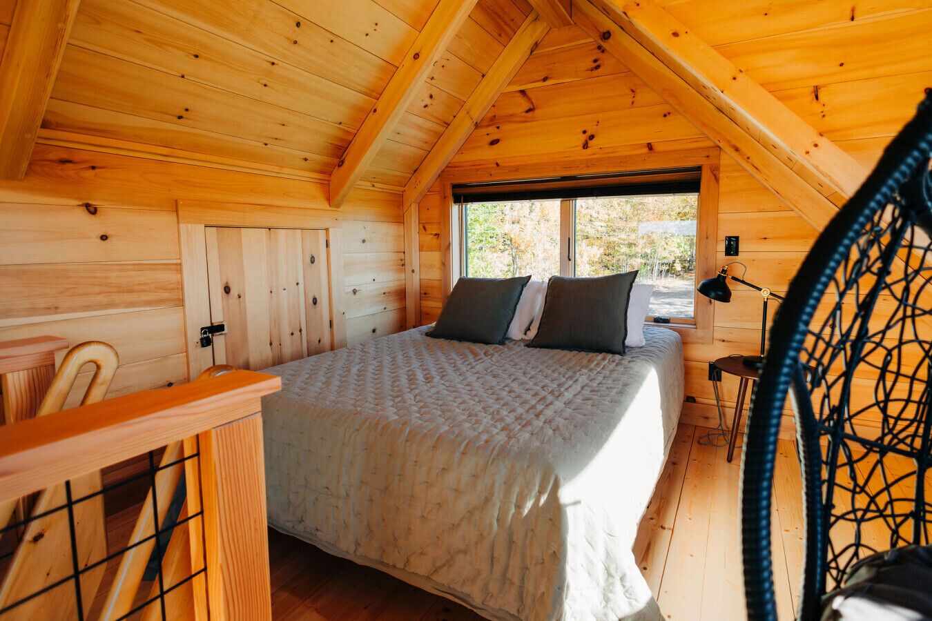 Desk, WiFi, bed sheets