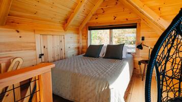 Desk, WiFi, bed sheets