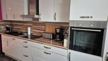 Kühlschrank, Mikrowelle, Herdplatte, Geschirrspüler