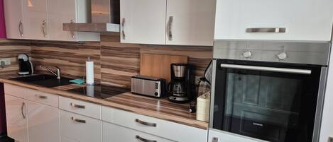 Fridge, microwave, stovetop, dishwasher