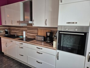 Fridge, microwave, stovetop, dishwasher