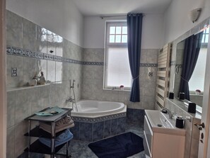 Sèche-cheveux, serviettes fournies, savon, papier toilette