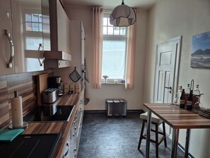 Réfrigérateur, micro-ondes, plaque de cuisson, lave-vaisselle