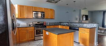 Spacious Modern 7BR Retreat ~ 3 Story Gem in Pittsburgh