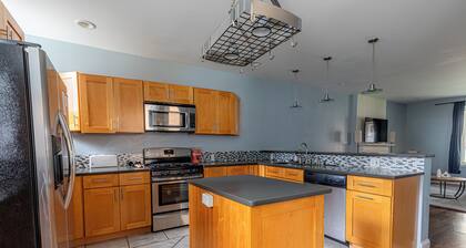 Spacious Modern 7BR Retreat ~ 3 Story Gem in Pittsburgh